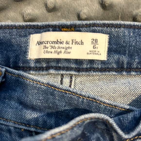 Abercrombie and Fitch Light Wash The 90’s Straight Ultra High Rise Jeans, Size 6 - Picture 5 of 9